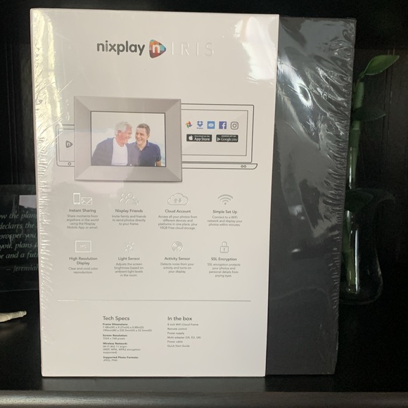 Nixplay Iris 8 Inch WiFi Cloud Digital Frame (Silver) - Picture 5 of 7